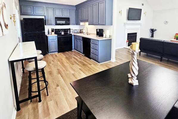 Refrigerador, microondas, horno, placa de cocina