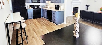 King Suite |BBQ Grill |Near RAFB |4 TVS| Workspace