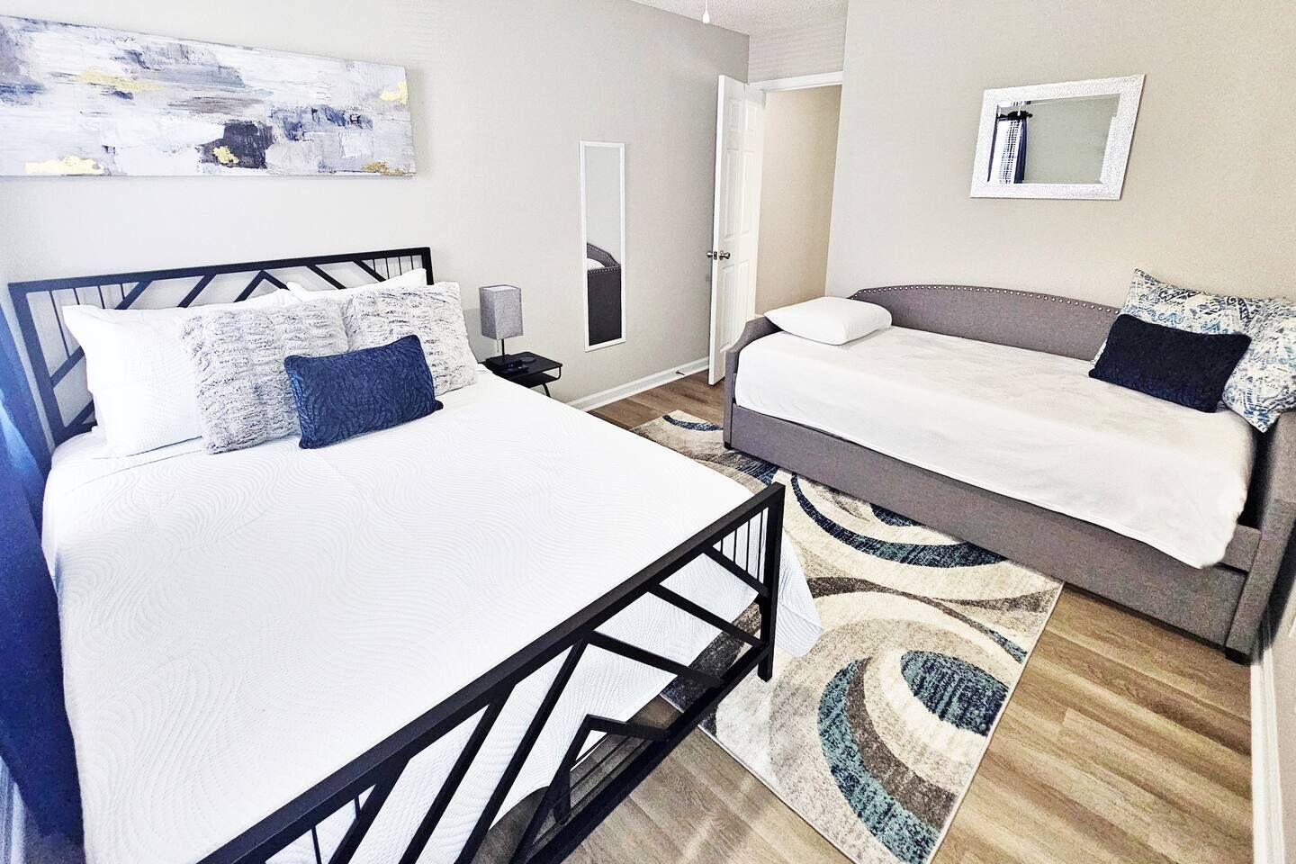 3 habitaciones, escritorio y tabla de planchar con plancha 