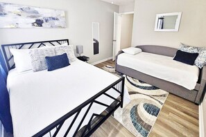 3 Schlafzimmer, Schreibtisch, Bügeleisen/Bügelbrett, Reisekinderbett