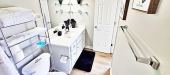 King Suite |BBQ Grill |Near RAFB |4 TVS| Workspace