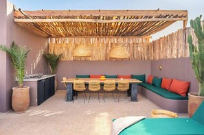 Outdoor dining - Luxury Family Suite UP 5, Pool & Breakfast Treats (Marrakech)