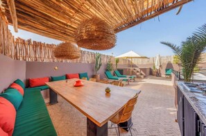 Outdoor dining - Luxury Family Suite UP 5, Pool & Breakfast Treats (Marrakech)