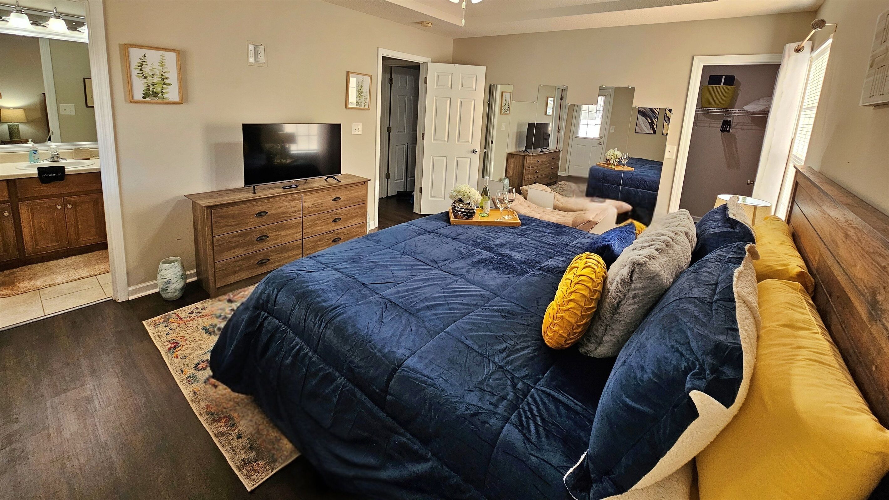 3 habitaciones, escritorio y tabla de planchar con plancha 