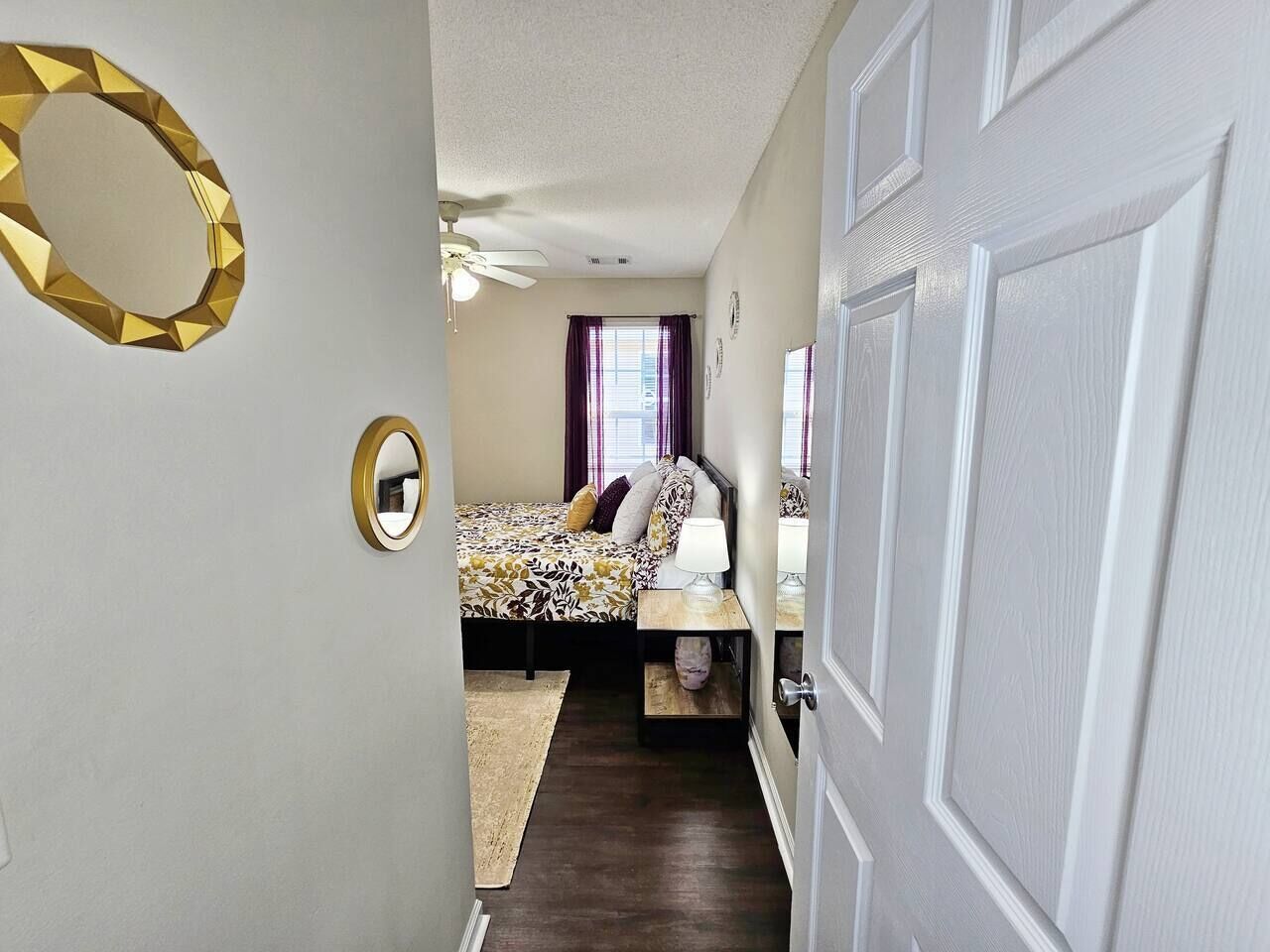 3 dormitorios, escritorio, tabla de planchar con plancha y cuna de viaje