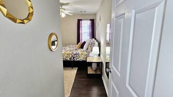 3 dormitorios, escritorio, tabla de planchar con plancha y cuna de viaje