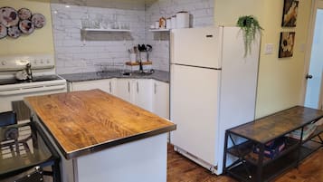 Microondas, horno y placa de cocina