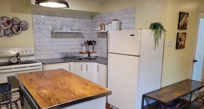 Bright Private Studio: Near Downtown Core