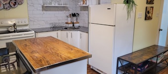 Bright Private Studio: Near Downtown Core