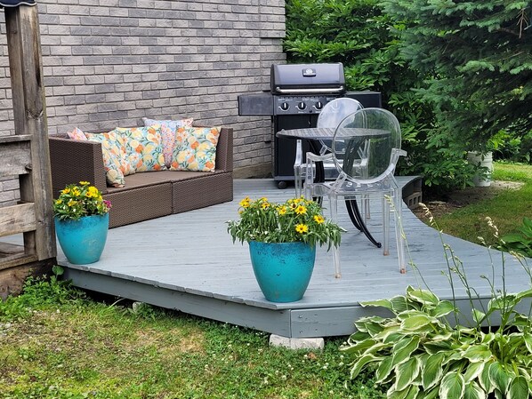Outdoor dining - Bright Private Studio: Near Downtown Core (Long Sault)
