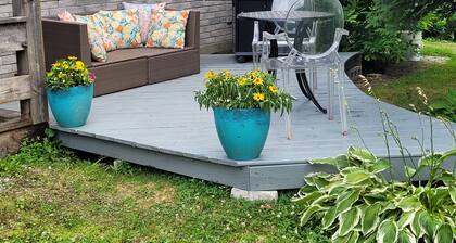 Bright Private Studio: Near Downtown Core