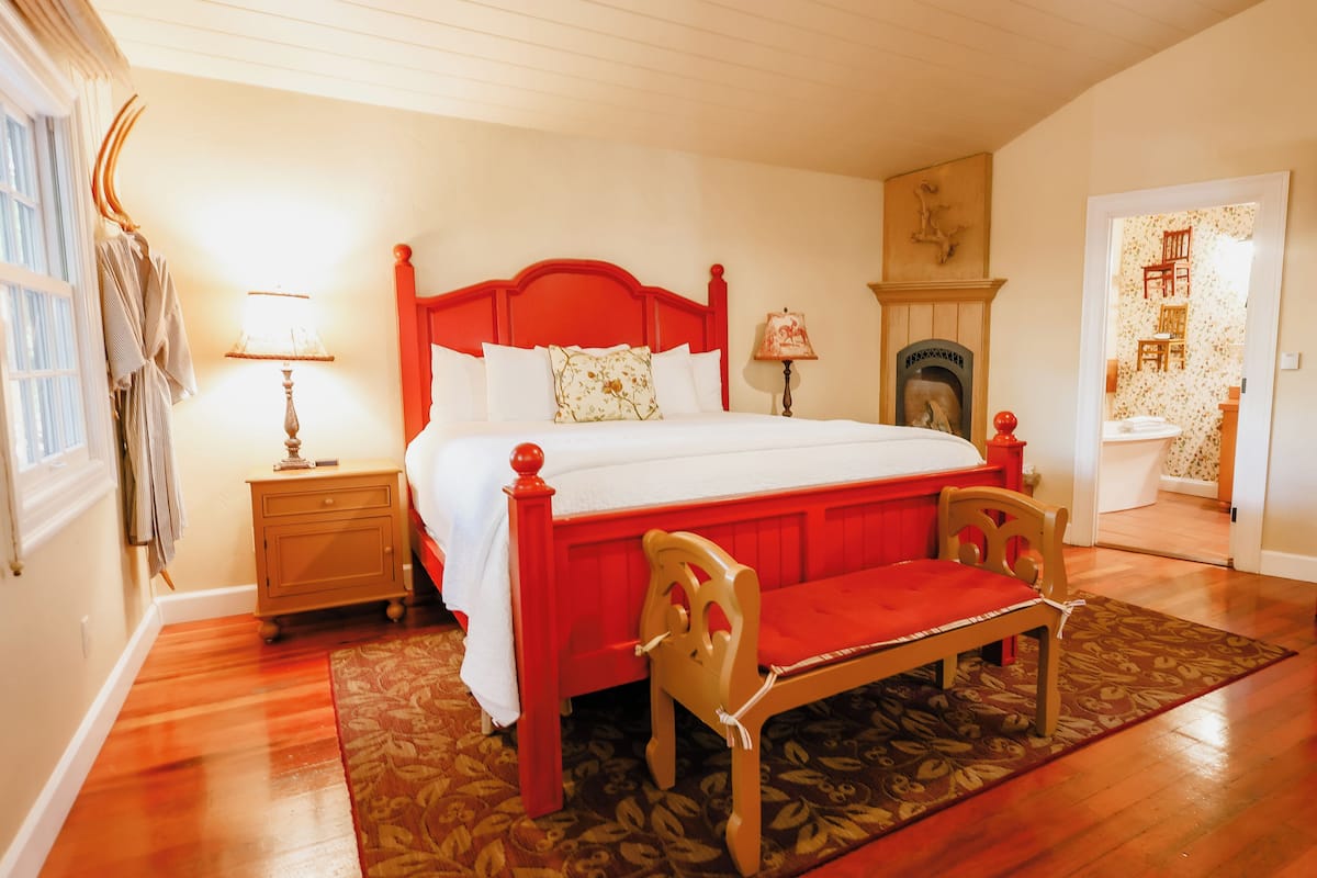 Luxury Single Room, Courtyard View | Peti besi dalam bilik, meja, seterika/papan seterika, Wi-fi percuma 