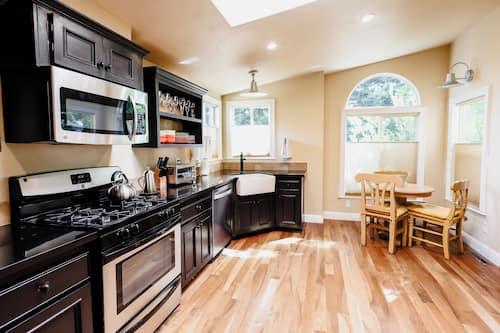 Luxury House | In-room safe, desk, iron/ironing board, free WiFi