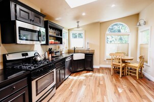 Luxury House | In-room safe, desk, iron/ironing board, free WiFi