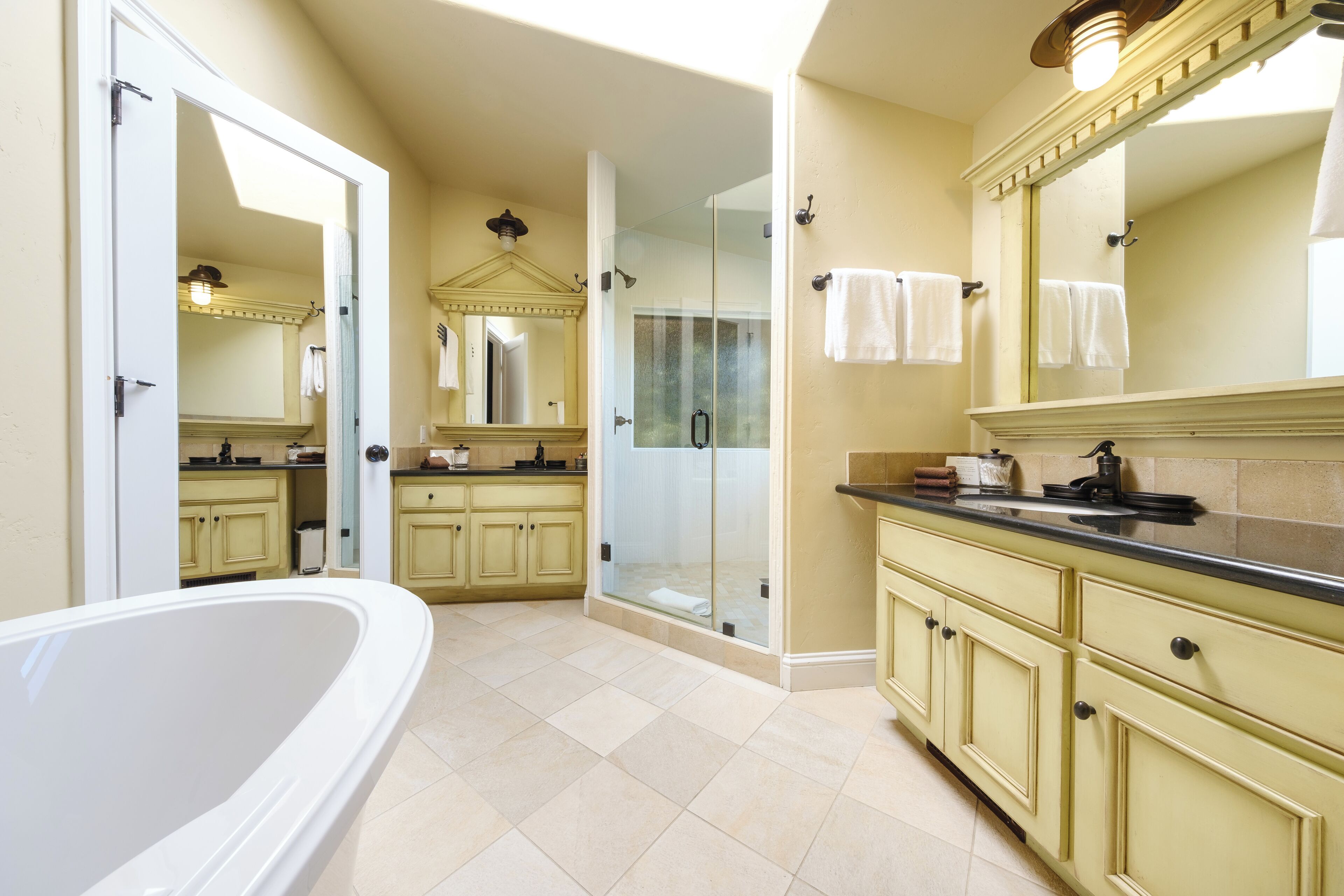 Luxury House | Bathroom | Combined shower/tub, free toiletries, hair dryer, bathrobes