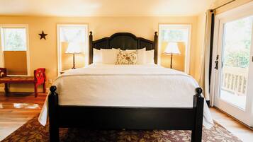 Lyxhus | Värdeförvaringsskåp på rummet, skrivbord och strykjärn/strykbräda