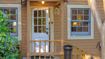 Luxury Single Room, Courtyard View | Terrace/patio