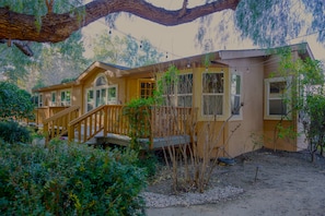 Luxury House | In-room safe, desk, iron/ironing board, free WiFi