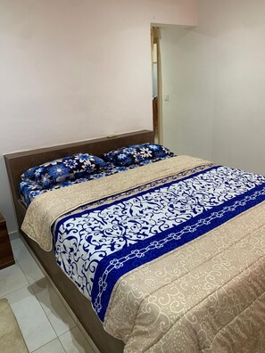 Iron/ironing board, WiFi, bed sheets