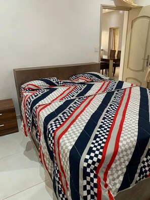 Tabla de planchar con plancha, wifi, ropa de cama