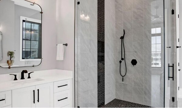 House, Multiple Beds (Sea La Vie at Eleanor Beach) | Bathroom