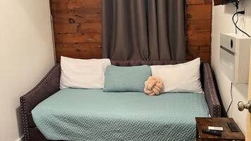 2 chambres, bureau, fer et planche Ă repasser, lit parapluie