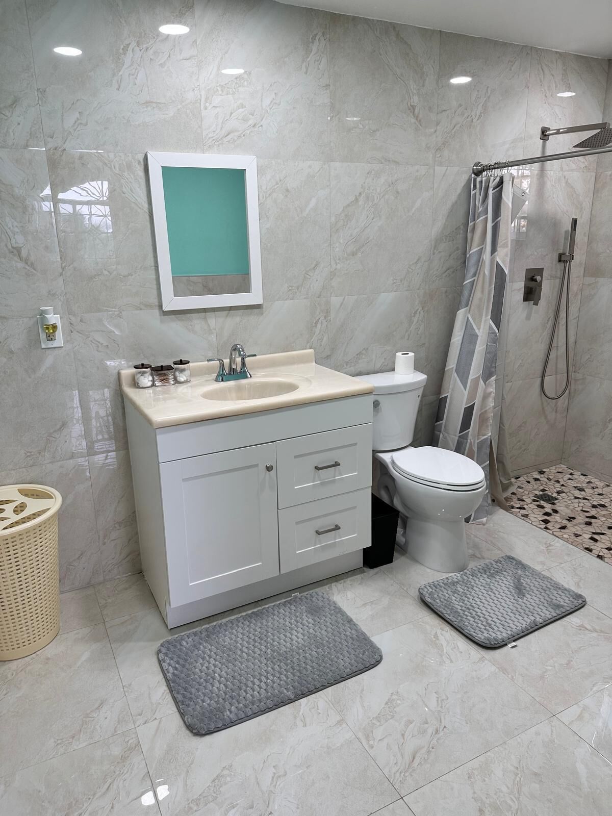 Regadera, toallas, papel de baño 