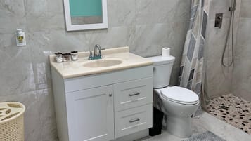 Dusch, handdukar och toalettpapper