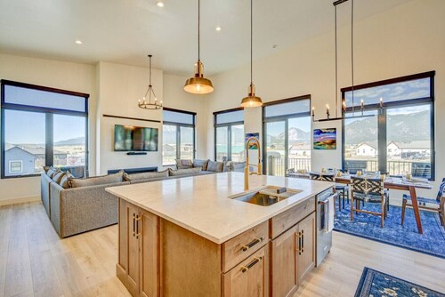 Haven Haus Retreat w/Pickleball, Basketball, putting green and hot tub STR317