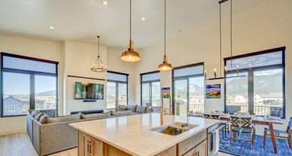 Haven Haus Retreat w/Pickleball, Basketball, putting green and hot tub STR317