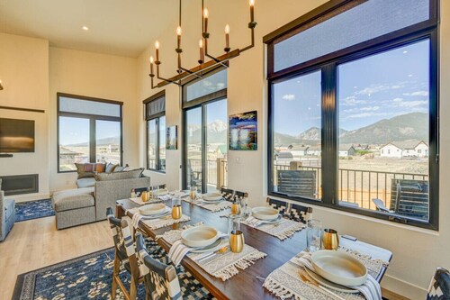 Haven Haus Retreat w/Pickleball, Basketball, putting green and hot tub STR317