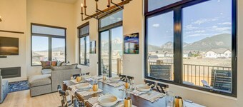 Haven Haus Retreat w/Pickleball, Basketball, putting green and hot tub STR317