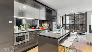 Fridge, oven, stovetop, dishwasher