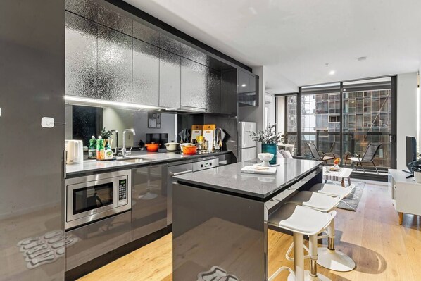Fridge, oven, stovetop, dishwasher