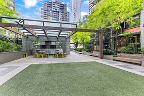 Outdoor dining - SouthernCross Gem- Mel CBD/Free Tram/Skybus-Aiport (Melbourne)