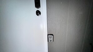 En dør med et nøglehul og en parkeringsautomat på væggen.