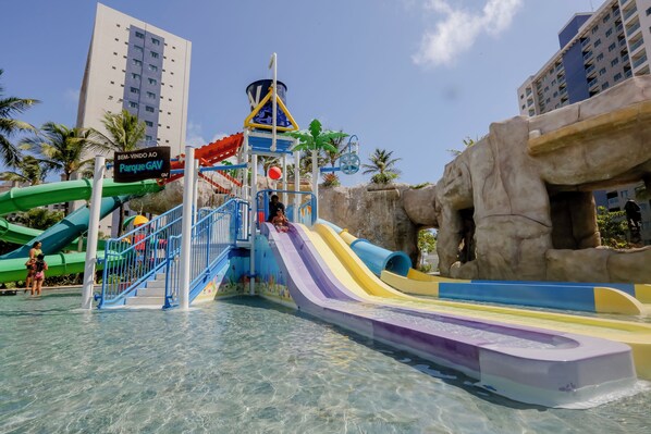 A water park with multiple slides and a sign indicating it's part of the Parque GAV. - Premium - GAV Hoteis e Resorts (Salinópolis)