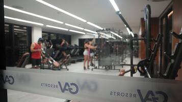 Een sportschool met trainingsapparatuur, een spiegel en een bord waarop 'CARS' staat.