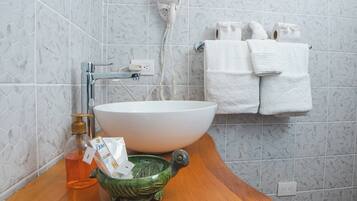 Deluxe Room | Bathroom | Hair dryer, towels, soap, shampoo
