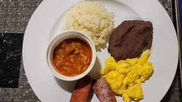 Desayuno con opciones de la cocina local todos los dĂas (con cargo)