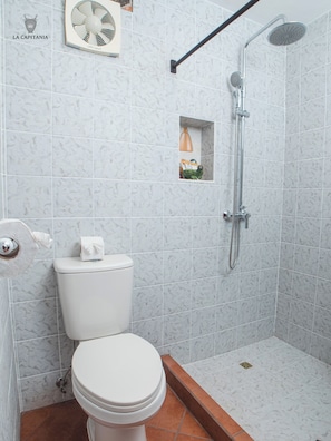 Deluxe Room | Bathroom | Hair dryer, towels, soap, shampoo - La Capitania de San Pedro (Antigua Guatemala)