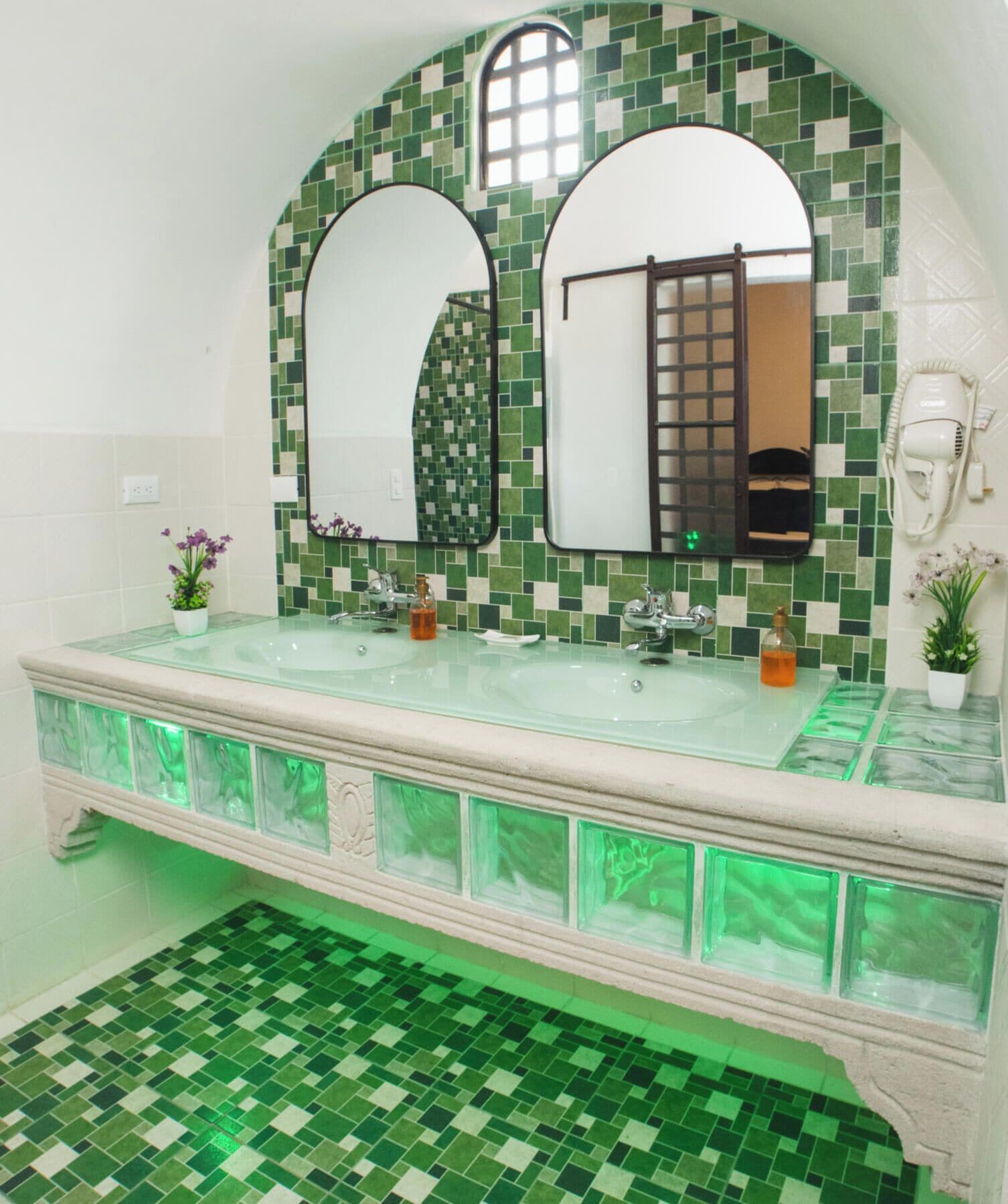 Double Room | Bathroom | Hair dryer, towels, soap, shampoo