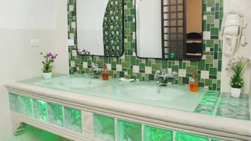 Quarto casal | Banheiro | Secador de cabelo, toalhas de banho, sabonete, shampoo
