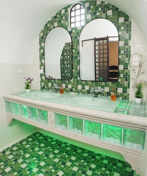 Chambre Double | Salle de bain | Sèche-cheveux, serviettes fournies, savon, shampoing