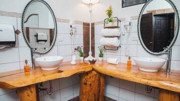 Quarto família, varanda, vista para o jardim | Banheiro | Secador de cabelo, toalhas de banho, sabonete, shampoo