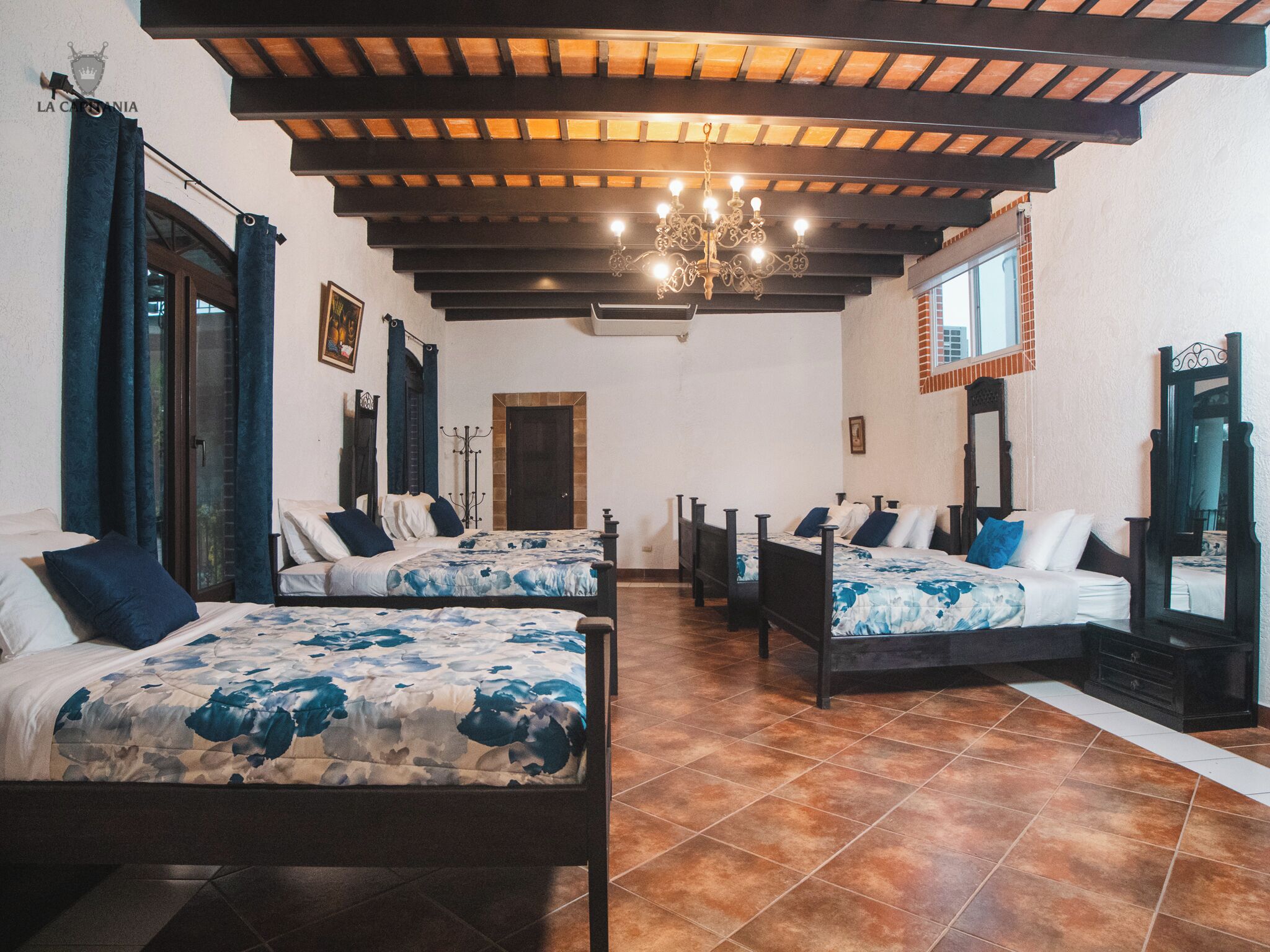 Habitación familiar, patio, vista al jardín | Ropa de cama de alta calidad, edredón y decoración personalizada 