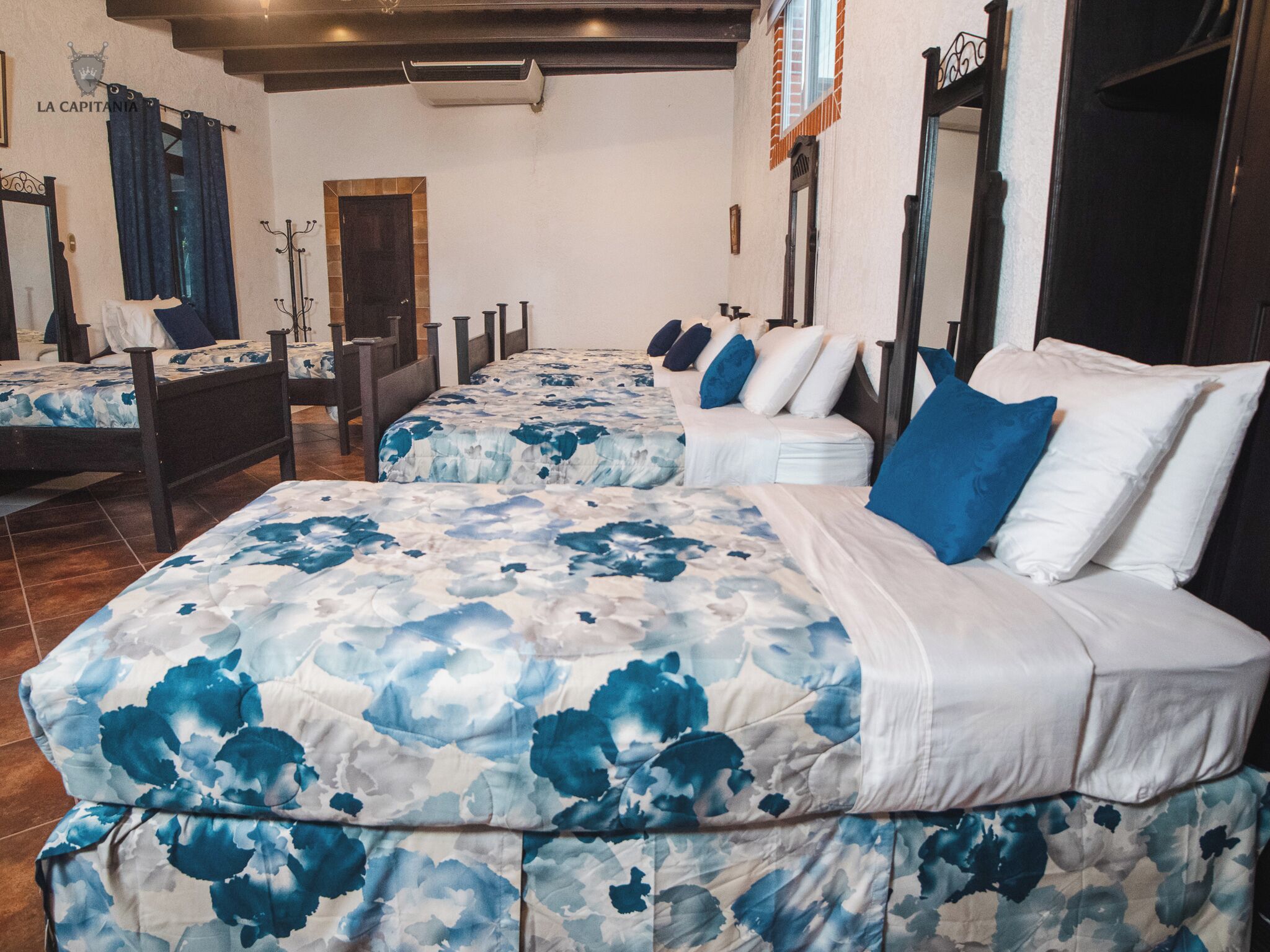 Habitación familiar, patio, vistas al jardín | Ropa de cama de alta calidad, edredones de plumas, decoración individual
