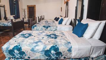 Habitación familiar, patio, vistas al jardín | Ropa de cama de alta calidad, edredones de plumas, decoración individual