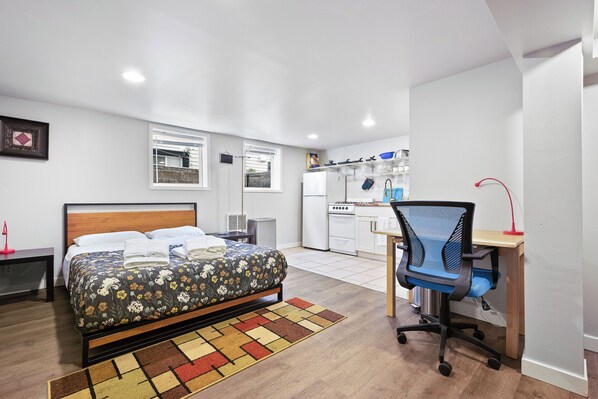 Iron/ironing board, WiFi, bed sheets