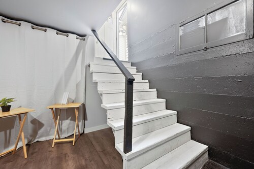 Walk2UW, PrivateSuite w/Bath, FREE Parking,TV, WiFi